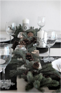 Kersttafel met wit en dennentakken