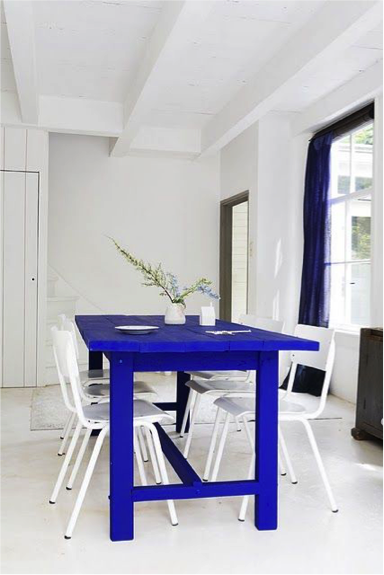 Fel blauw geschilderde tafel