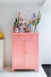 Fel roze geschilderd kastje
