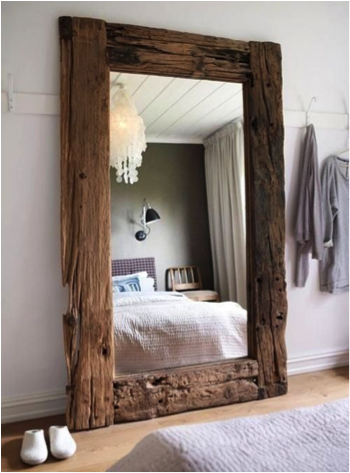 Grote spiegel met oude houten lijst