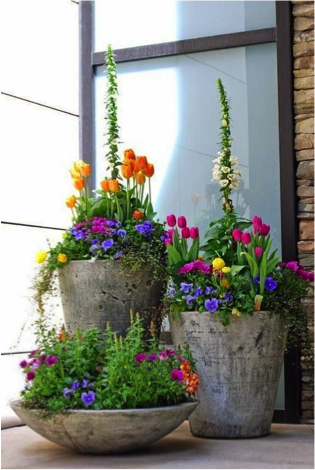 Vrolijke bloemen un potten gegroepeerd