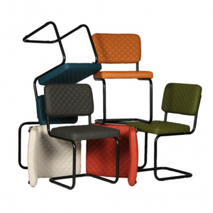 verschillende kleuren stoelen met een slede onderstel