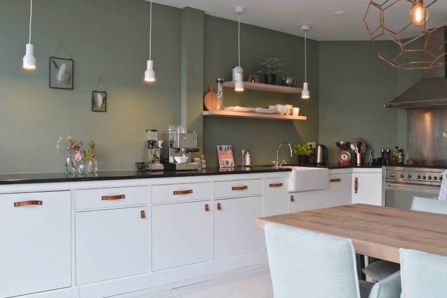 Gave groene kleur als contrast voor de witte keuken - Atelier09