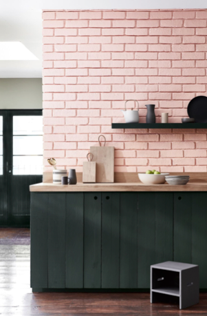 Roze achterwand bij groene keuken